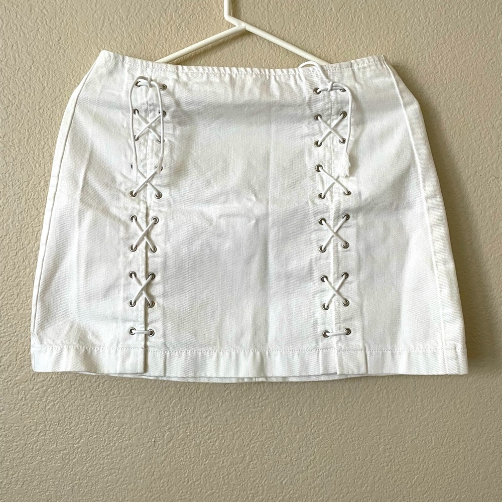 White skirt, it’s in perfect conditions